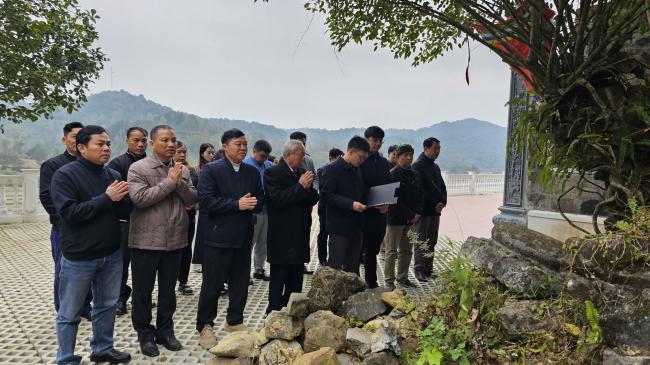 HỘI ĐỒNG HỌ TÔ VIỆT NAM HOÀN THÀNH BÀN GIAO ĐỒ THỜ TẠI ĐỀN ĐỨC BÀ TÔ THỊ – LAN TỎA GIÁ TRỊ TRI ÂN, ĐOÀN KẾT DÒNG TỘC