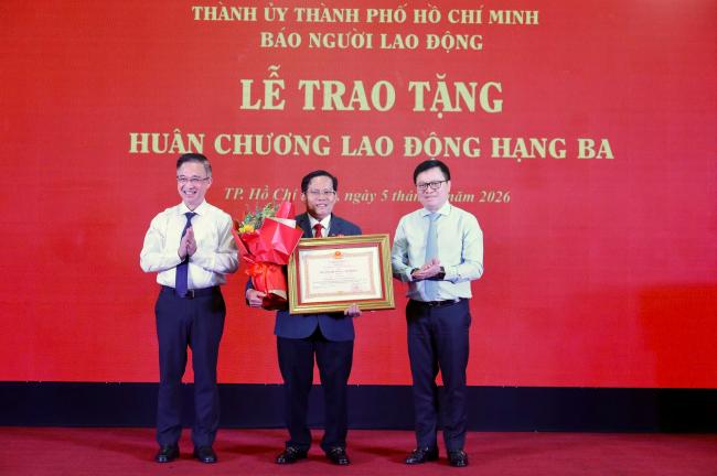 Nhà báo Tô Đình Tuân vinh dự nhận Huân chương Lao động hạng Ba